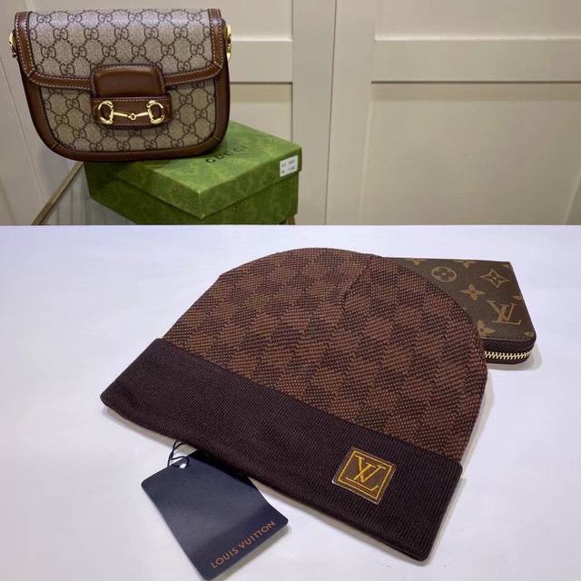 路易威登louis Vuitton］针织帽 羊绒材质官网新品简约大气 紧密的针织法非常厚实 ，柔软舒适保暖又时尚爱不释手亲，赶紧入手吧男女同款