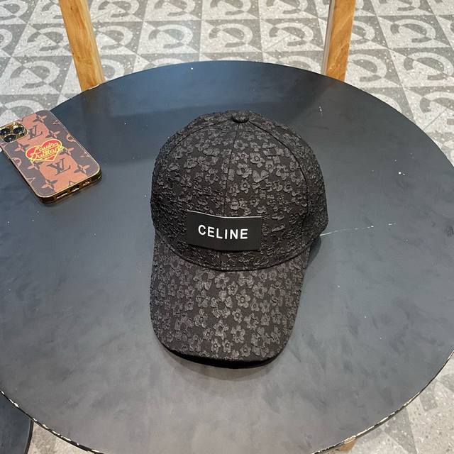 Celine 塞琳 棒球帽 必须要拥有这样一款帽子。 简简单单但很有辨识度 走在人群中一眼就能吸引住眼球 炒鸡赞！ 今年被赛琳锁死 每款帽子我都自留了