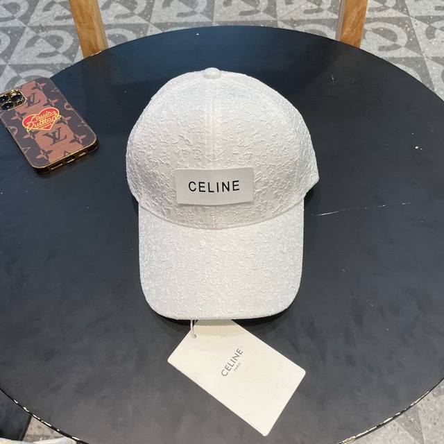 Celine 塞琳 棒球帽 必须要拥有这样一款帽子。 简简单单但很有辨识度 走在人群中一眼就能吸引住眼球 炒鸡赞！ 今年被赛琳锁死 每款帽子我都自留了