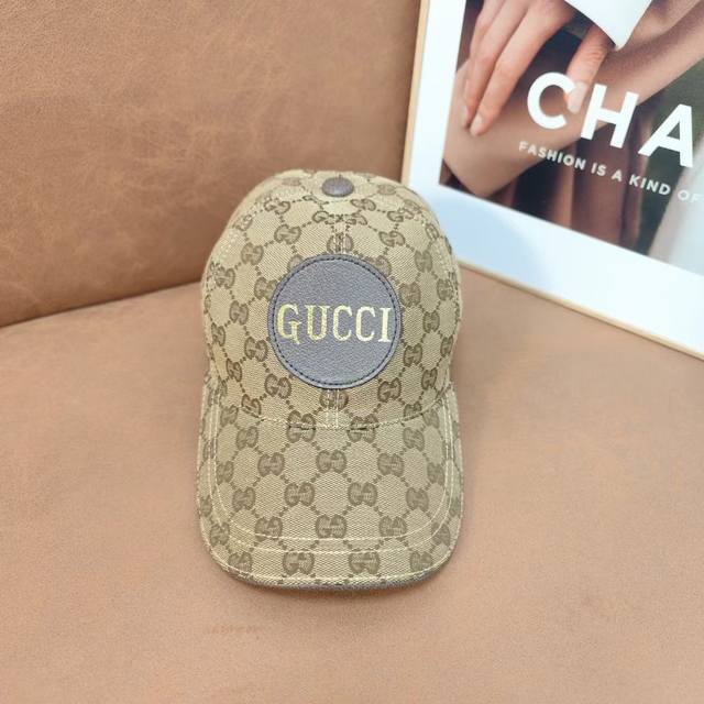 跑量 Gucci 原单棒球帽， 专柜热卖款，暗纹双g 1:1开模订制，防水布面料，纯棉内里，轻盈透气。完美版型，对格精准无误，头层牛皮特制调节扣，原厂品质，独家