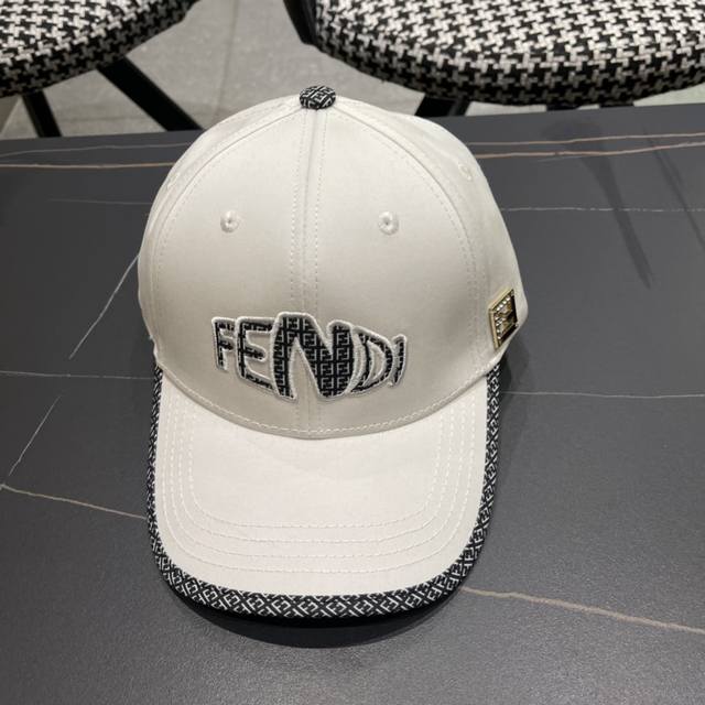 Fendi 芬迪 新款原单棒球帽， 专柜常年热卖款，口碑极佳，1:1开模订制，原版提花帆布料+头层牛皮，轻盈透气！质量超赞，基础头围56，贴片可调节。