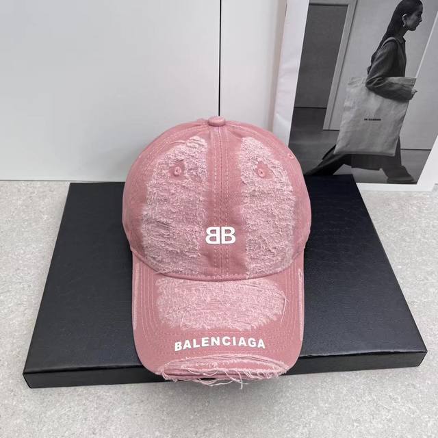 跑量 Balenciaga最新款棒球帽 款式很好搭配，慵懒风分分钟展现，素颜显脸小拼色超有品味 太推荐了，谁戴谁好看！！！