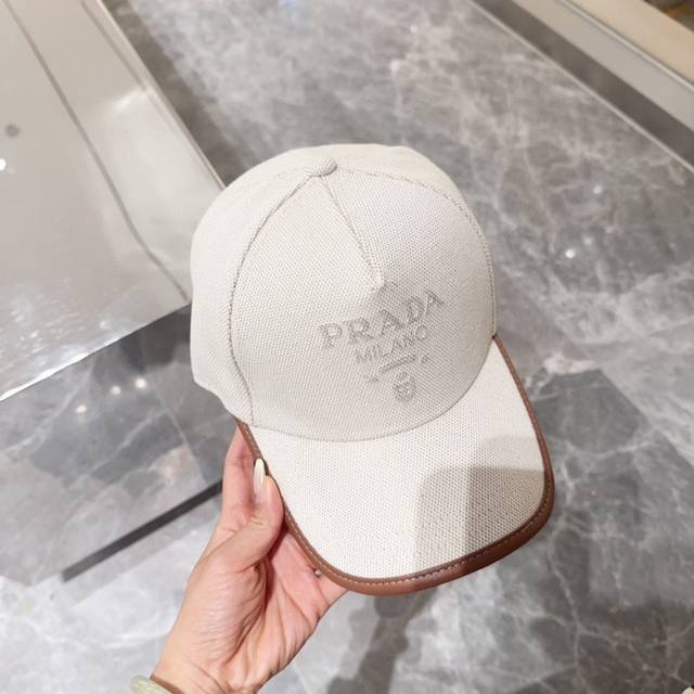 Prada 经典三角标棒球帽万能必留款 戴一万年都好看 日常刚需 颜色完美 帽型正点 简直谁戴都好看质量超赞 时尚百搭