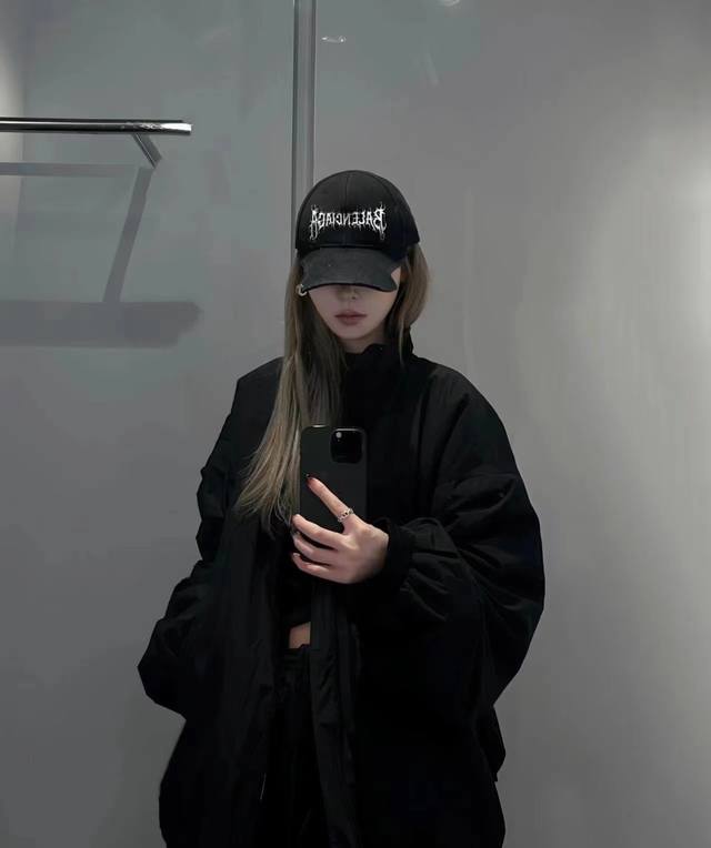 Balenciaga巴黎世家新款刺绣logo棒球帽，很酷的色系，男女佩戴都有不同style，第一批抢先出货！巴黎粉必入款！