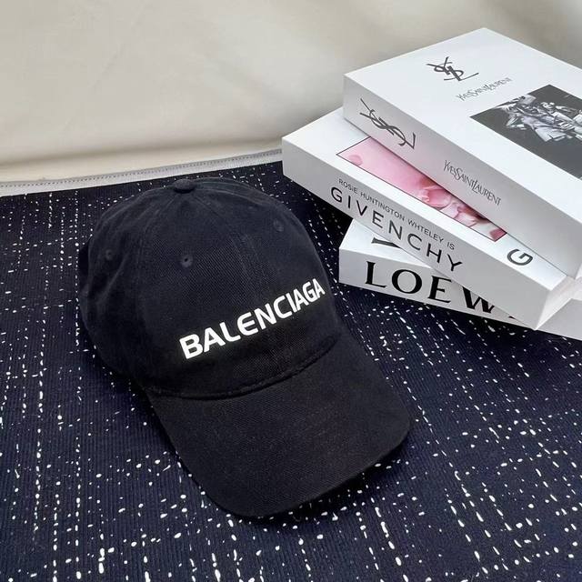 跑量 Balenciaga新款素色棒球帽 甜酷棒球帽~时髦精必备款！ 软顶休闲帽型 舒适柔软 采用斜纹棉质面料 既是素颜神器又是穿搭的点睛之笔！