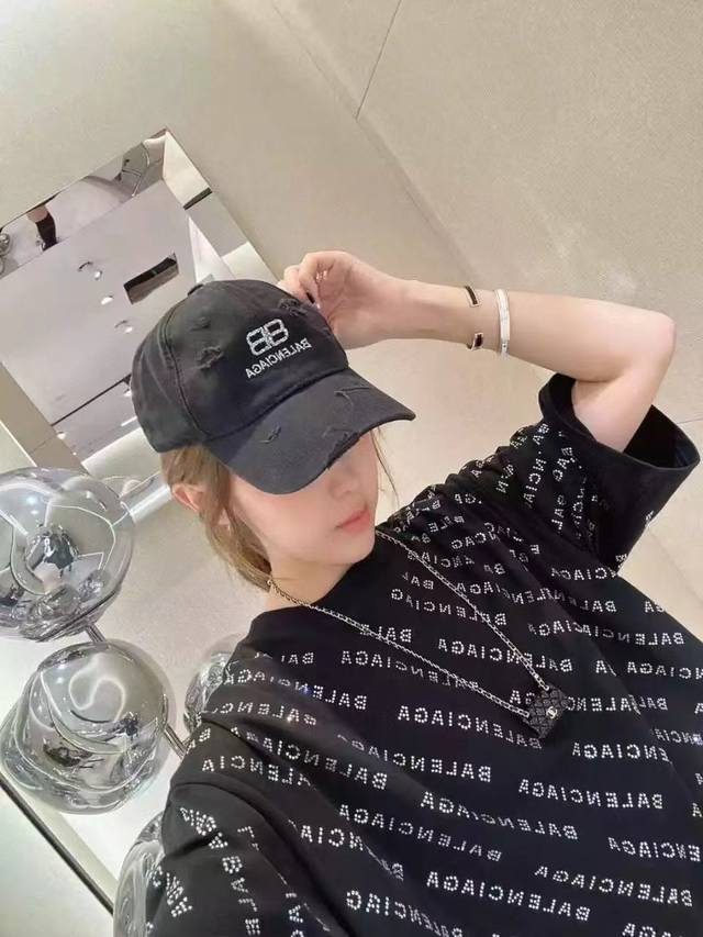 跑量 Balenciaga新款破洞洗水棉布棒球帽，个性时尚款 休闲带点酷酷的感觉，男女同款！ 材质:100%棉 头围:56-58Cm均可