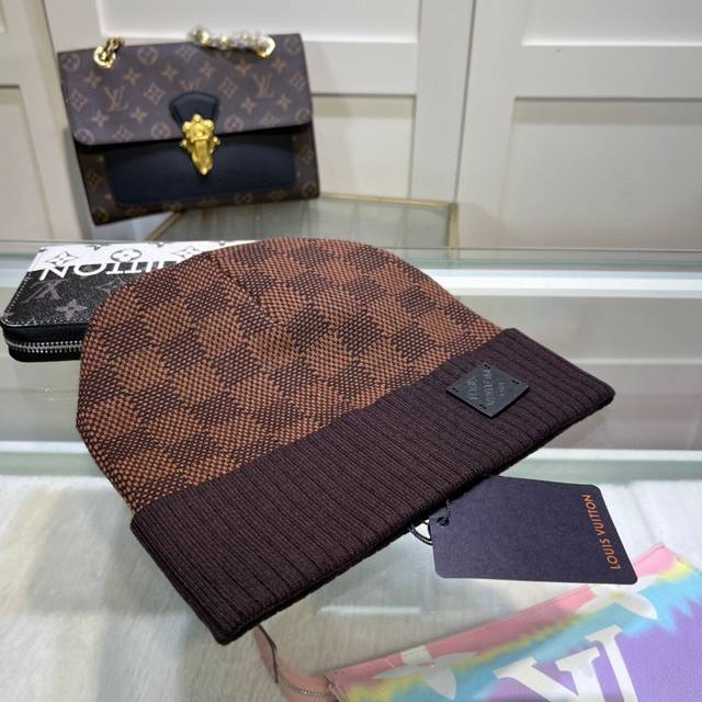 路易威登louis Vuitton 针织帽 羊绒材质官网新品简约大气 紧密的针织法非常厚实 ，柔软舒适保暖又时尚爱不释手亲，赶紧入手吧男女同款