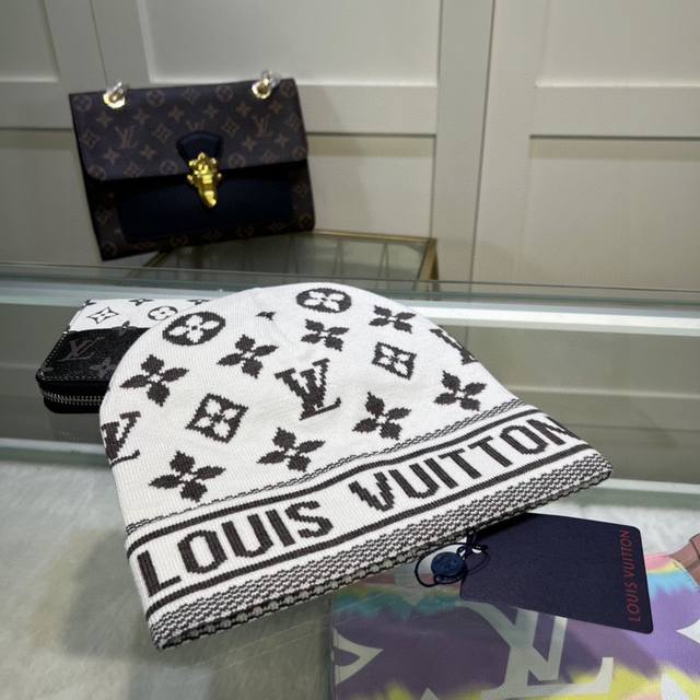 路易威登louis Vuitton］针织帽 羊绒材质官网新品简约大气 紧密的针织法非常厚实 ，柔软舒适保暖又时尚爱不释手亲，赶紧入手吧男女同款