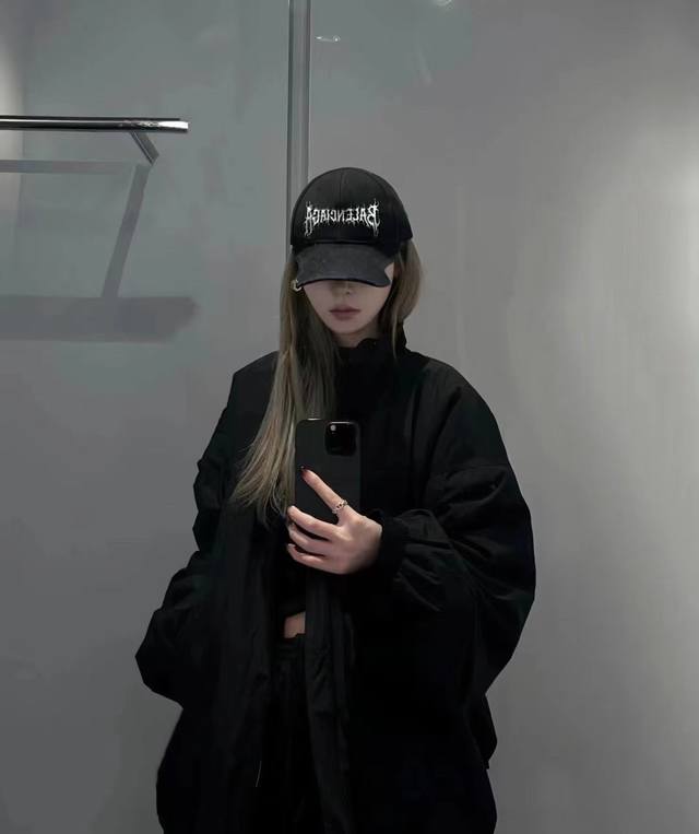 Balenciaga巴黎世家新款刺绣logo棒球帽，很酷的色系，男女佩戴都有不同style，第一批抢先出货！巴黎粉必入款！