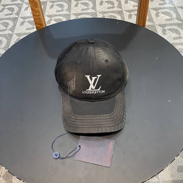 Lv牛仔色新款棒球帽 日常通勤搭配的加分神器 经典素色帽型非常百搭 可调节的设计对各种头型都友好