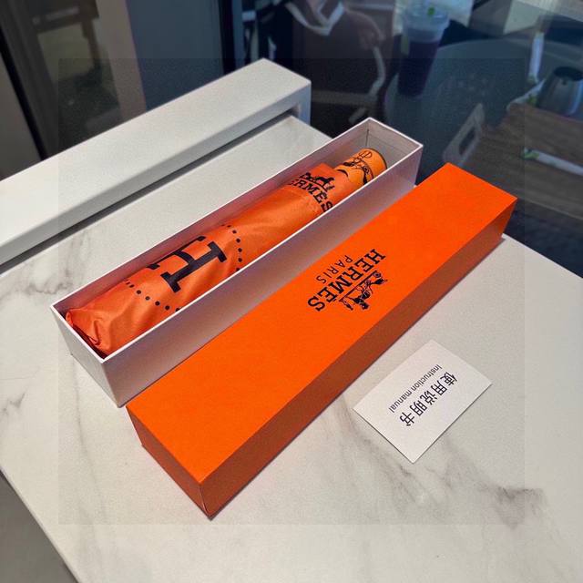 爱马仕 Hermès 2024新款 极品h家三折自动伞重磅呈现 以其精湛的工艺技术和源源不断的想像力 新涂层技术伞布 带来令人惊喜的遮光效果 让防晒及隔热性能更