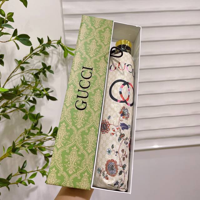 Gucci 古驰 极品g家自动伞重磅呈现 大气而精致 新涂层技术伞布 带来令人惊喜的遮光效果 让防晒及隔热性能更优保障 第一代210T碰击布防晒拒水技术 阻隔9