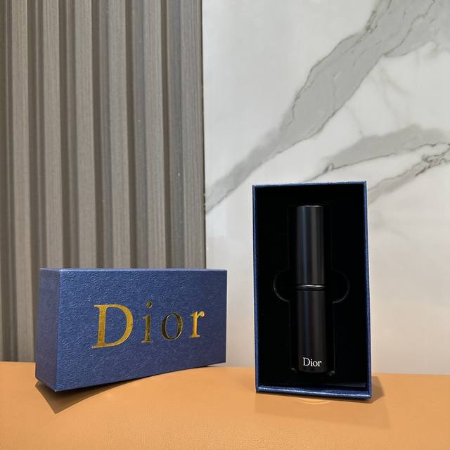 Dior 迪奥 蘑菇头香奈儿伸缩散粉刷腮红刷蜜粉刷伸缩带盖便携式化妆刷， 现货～全套礼盒装大牌化妆刷手感非常好，高端大气，非常非常推荐