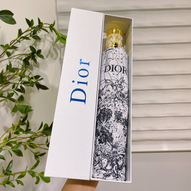 Dior 迪奥 油画星空 热卖款 时尚指数爆表 不论晴天雨天使用都相得益彰 拥有它感受风从身体经过的感觉 留下沁人的芬芳 时尚达人必备哦 原单代工级品质，台湾进