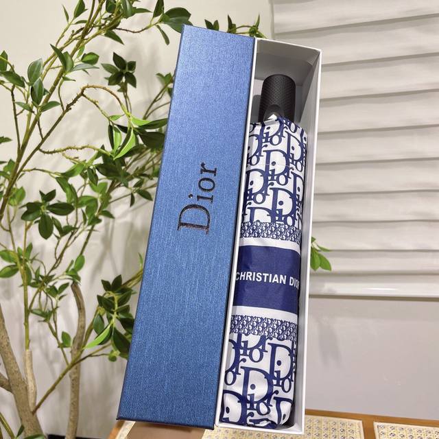 Dior 迪奥 热卖款 时尚指数爆表 不论晴天雨天使用都相得益彰 拥有它感受风从身体经过的感觉 留下沁人的芬芳 时尚达人必备哦 原单代工级品质，台湾进口uv防紫