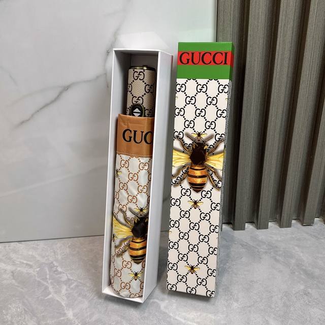 Gucci 古驰 小蜜蜂 2024夏季新款 折叠晴雨伞 黑色涂层防晒有效阻隔紫外线99%，Upf 50 所以能起到伞下体感降温的效果！ 有效隔热，高效防晒 一把