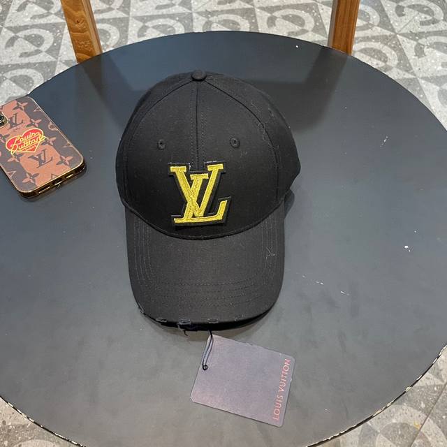 Lv路易威登新款原单棒球帽， 暗纹印花，专柜1:1开模订制，原版牛津布料+头层牛皮，纯棉内里，轻盈透气！质量超赞，基础头围56，贴片可调节。 - 点击图像关闭