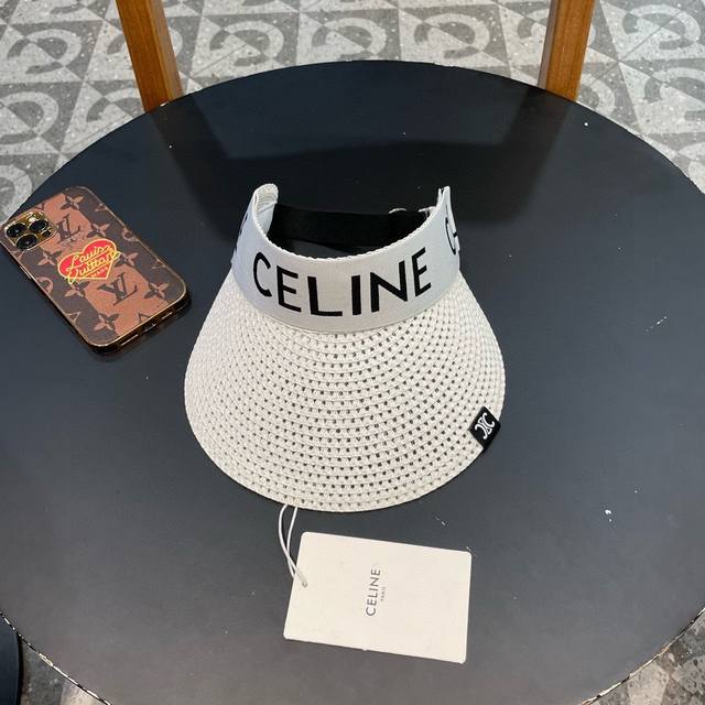 Celine 赛琳草织空顶帽 真的很喜欢这种草织的感觉 带有质朴的田园清新感 三色超百搭 喜欢空顶帽的集美不可错过