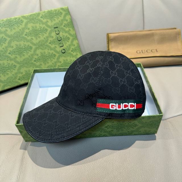 配盒子布袋，Gucci 古奇 春夏新款原单棒球帽， Logo织带，1:1开模订制，原版帆布料+头层牛皮，代购热门，男女可用百搭款，质量超赞！基础头围56，贴片可 - 点击图像关闭