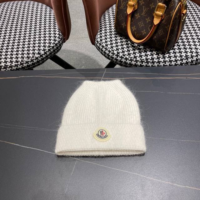 盟可睐 Moncler 蒙口！针织毛线帽 简约设成为我秋冬穿搭的加分单品 大大增加了整体搭配视觉的饱满度