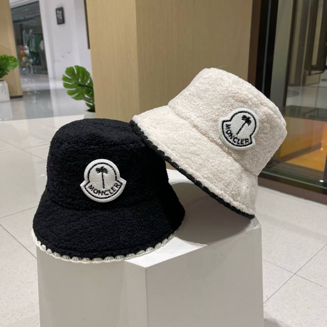 蒙口 Moncler 秋冬专柜新款羊羔毛渔夫帽，温暖舒适的大羔毛 巨显脸瘦！集美们御寒凹造型必备款！ 蓬蓬小泰迪卷，不要太好看！ 头围:56-58均可 - 点击图像关闭