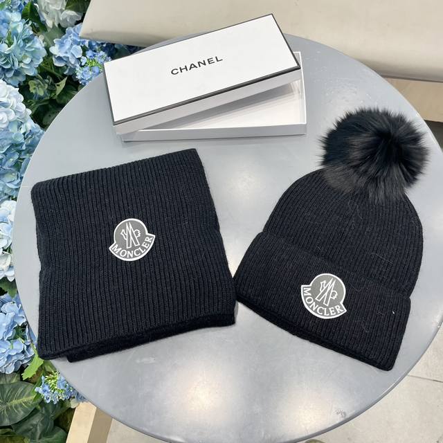 蒙口moncler 经典套装帽子！帽子围巾！配狐狸毛球羊绒兔绒品质！暖暖哒超级舒服～冬日小姐姐减龄神器哦～这个冬天你就差这么一套套装帽子啦～又保暖又时尚！男女通