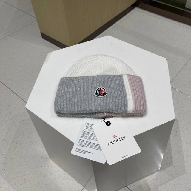 Moncler 蒙口*经典早秋针织毛线帽 时尚轻奢的宝宝们已经提前入手了！ 一贯的简约风 轻松拿捏 氛围感就是这顶毛线帽给的~