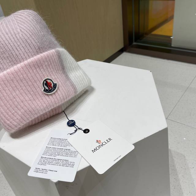 Moncler 蒙口*经典早秋针织毛线帽 时尚轻奢的宝宝们已经提前入手了！ 一贯的简约风 轻松拿捏 氛围感就是这顶毛线帽给的~ - 点击图像关闭