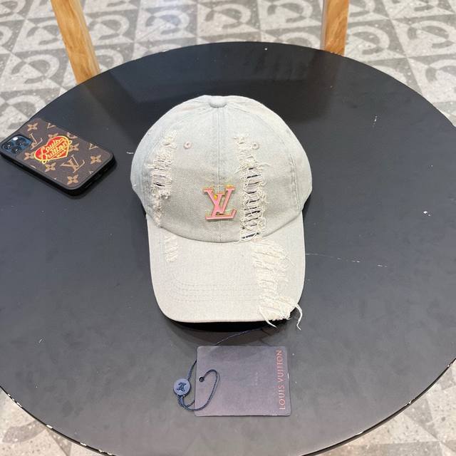 Lv 路易威登 Louis Vuitton 刺绣拼接棒球帽 入秋必备单品 这顶拼色棒球帽的绝了！ 特别是戴上的效果巨显脸小 字母的刺绣立体感非常强 很精致的感觉