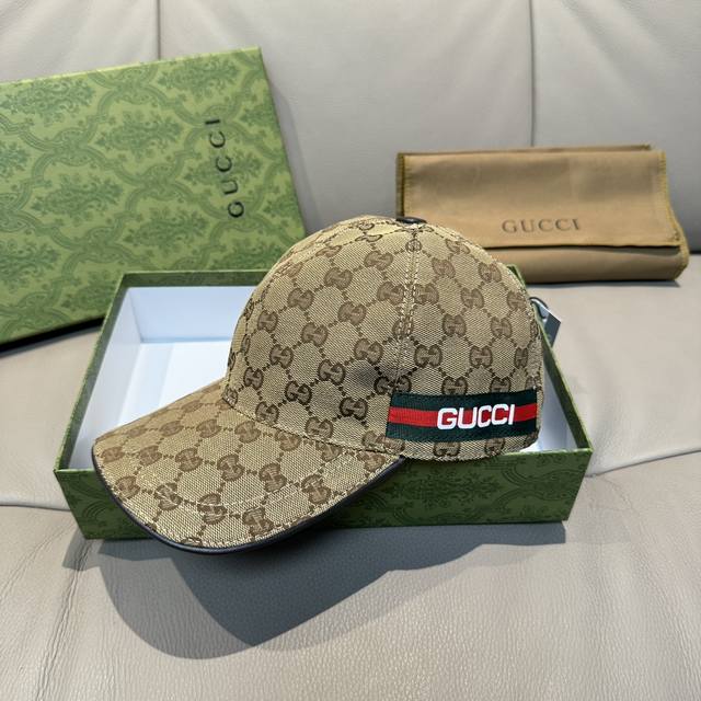 配盒子布袋，Gucci 古奇 春夏新款原单棒球帽， Logo织带，1:1开模订制，原版帆布料+头层牛皮，代购热门，男女可用百搭款，质量超赞！基础头围56，贴片可 - 点击图像关闭