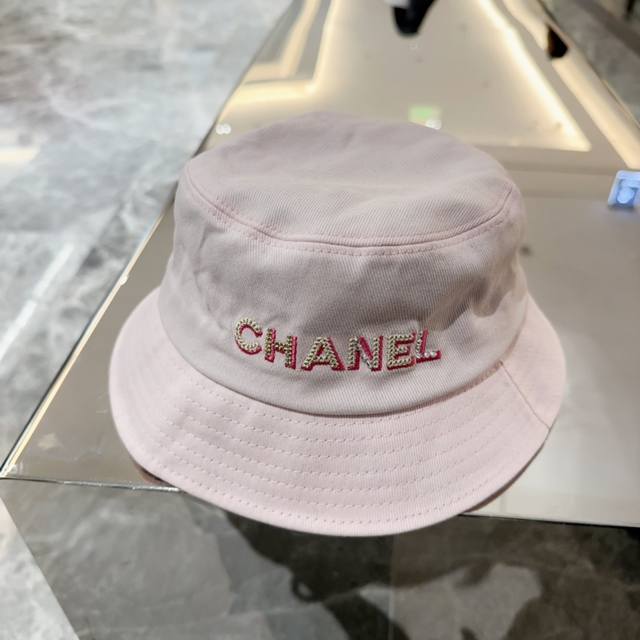 Chanel 春夏上新 2202牛仔渔夫帽面料高品质 定制面料，手感好到赞！分分钟完胜市场版本！ 年末最后一波新款！必入 - 点击图像关闭