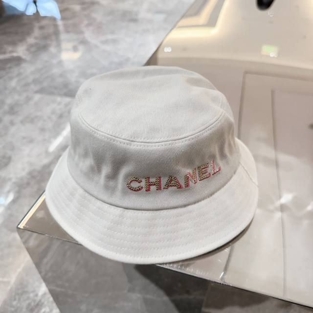 Chanel 春夏上新 2202牛仔渔夫帽面料高品质 定制面料，手感好到赞！分分钟完胜市场版本！ 年末最后一波新款！必入 - 点击图像关闭