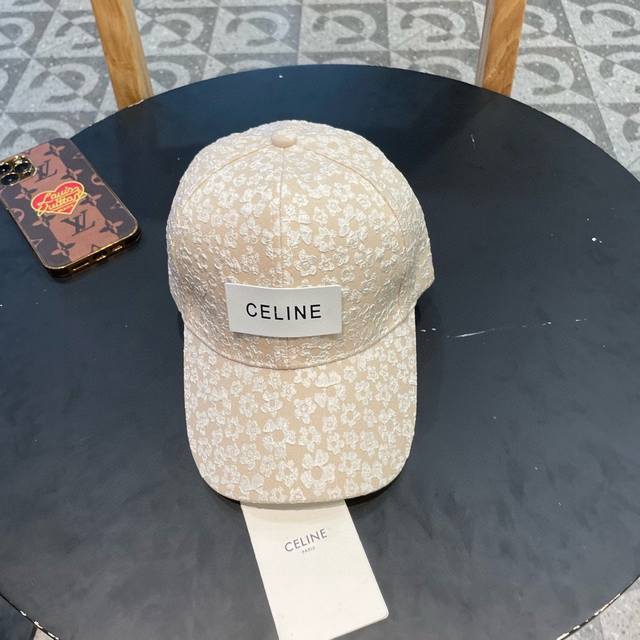 Celine 塞琳 棒球帽 必须要拥有这样一款帽子。 简简单单但很有辨识度 走在人群中一眼就能吸引住眼球 炒鸡赞！ 今年被赛琳锁死 每款帽子我都自留了