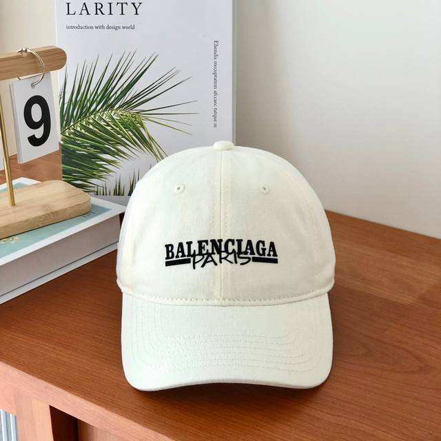 跑量 Balenciaga新款洗水棒球帽 甜酷棒球帽~时髦精必备款！ 软顶休闲帽型 舒适柔软 采用斜纹棉质面料 既是素颜神器又是穿搭的点睛之笔！