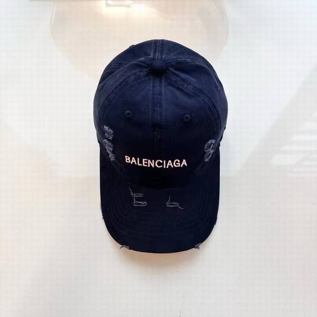 跑量 Balenciaga新款破洞洗水棉布棒球帽，个性时尚款 休闲带点酷酷的感觉，男女同款！ 材质:100%棉 头围:56-58Cm均可 - 点击图像关闭