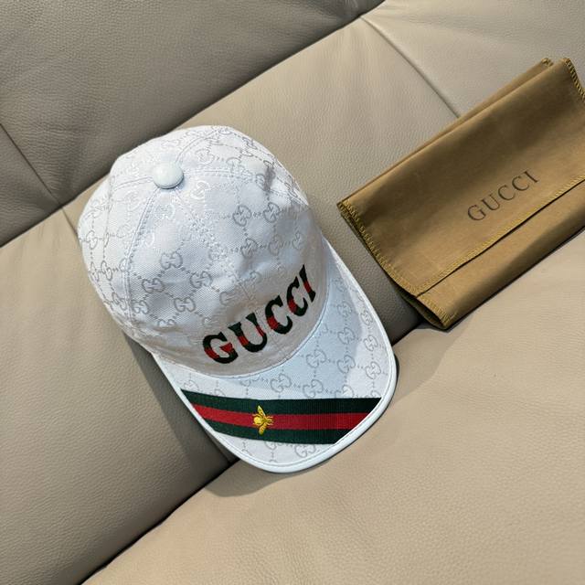 配盒子布袋，Gucci 古奇 新款原单棒球帽，1:1开模订制，重工刺绣，细节可媲美专柜，原版帆布料+头层牛皮，质量超赞！帅男靓女首选，时尚百搭。基础头围56，贴 - 点击图像关闭