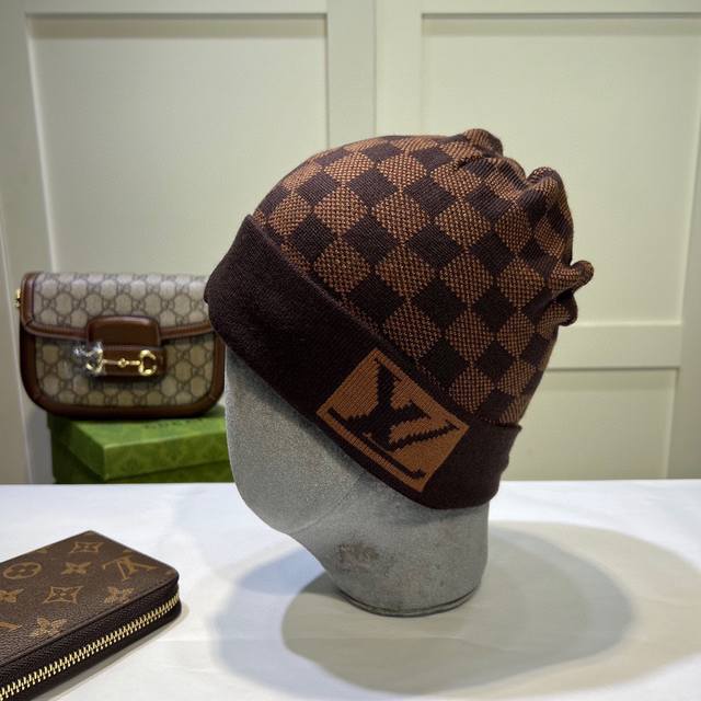 路易威登louis Vuitton］针织帽 羊绒材质官网新品简约大气 紧密的针织法非常厚实 ，柔软舒适保暖又时尚爱不释手亲，赶紧入手吧男女同款 - 点击图像关闭