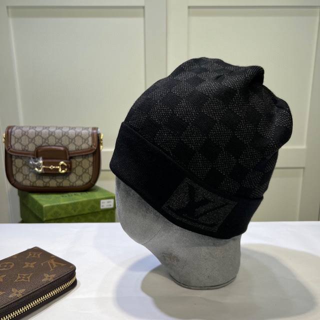 路易威登louis Vuitton］针织帽 羊绒材质官网新品简约大气 紧密的针织法非常厚实 ，柔软舒适保暖又时尚爱不释手亲，赶紧入手吧男女同款