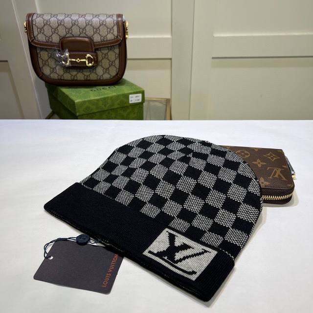 路易威登louis Vuitton］针织帽 羊绒材质官网新品简约大气 紧密的针织法非常厚实 ，柔软舒适保暖又时尚爱不释手亲，赶紧入手吧男女同款