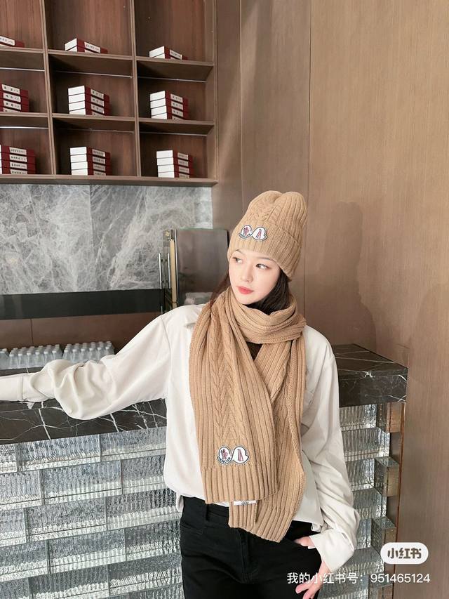 蒙口moncler 经典套装帽子！帽子围巾！羊绒兔绒品质！暖暖哒超级舒服～冬日小姐姐减龄神器哦～这个冬天你就差这么一套套装帽子啦～又保暖又时尚！男女通用款