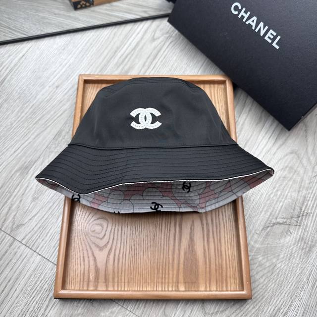 特价 。C家。Chanel 2024新品双面渔夫帽。特别新颖的双面风格碰撞设计！一面延续了chanel一贯的素雅简约的风格，一面大胆采用了简笔山茶花满花的图案设