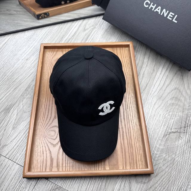 特价 。C家。Chanel 2024新品双面鸭舌帽！特别新颖的双面风格碰撞设计！一面延续了chanel一贯的素雅简约的风格，一面大胆采用了简笔山茶花满花的图案设