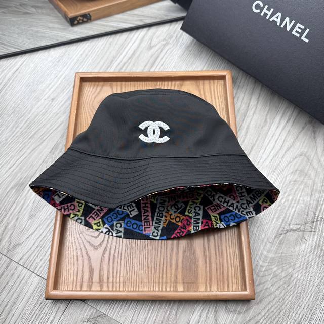 特价 。C家。Chanel 2024新品双面渔夫帽。特别新颖的双面风格碰撞设计！一面延续了chanel一贯的素雅简约的风格，一面大胆采用了简笔山茶花满花的图案设