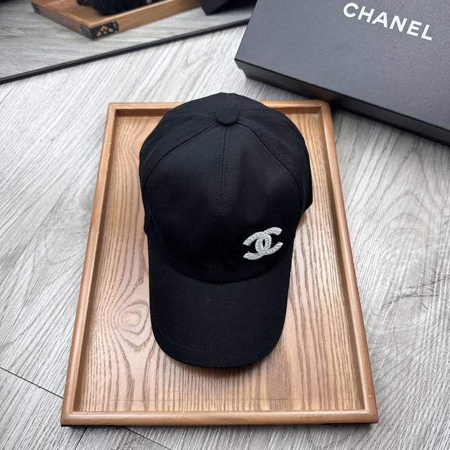 特价 。C家。Chanel 2024新品双面鸭舌帽！特别新颖的双面风格碰撞设计！一面延续了chanel一贯的素雅简约的风格，一面大胆采用了简笔山茶花满花的图案设