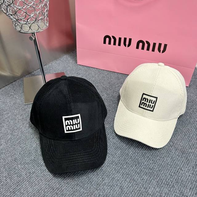 跑量 Miumiu秋冬必备灯芯绒棒球帽 帽型做得很好，前面有弧度比较洋气，可以完美修饰脸型。