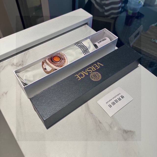 范思哲 Versace 24年新款三折自动折叠晴雨伞 年度最新火爆单品 原单代工级品质 第一代210T碰击布防嗮拒水技术 阻隔99%直射伞面的紫外线 杜绝夏季晒 - 点击图像关闭