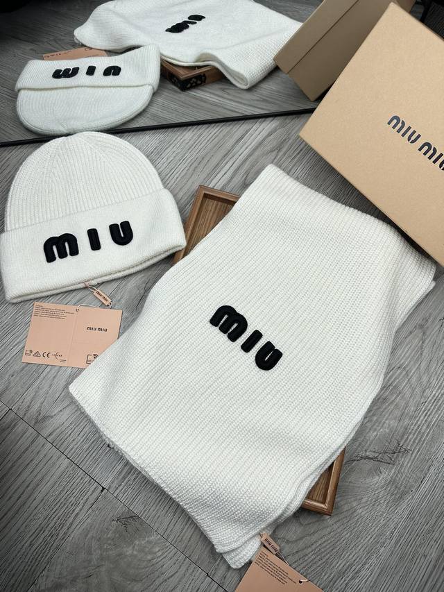 Miumiu。 羊毛套装帽子 经典套装帽子！帽子围巾！70%羊毛30%兔毛。暖暖哒超级舒服～冬日小姐姐减龄神器哦～这个冬天你就差这么一套套装帽子啦～又保暖又时尚