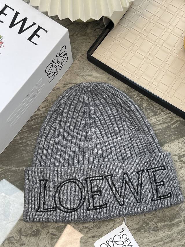 特 Loewe 罗意威秋冬粗针织毛线帽。高版本刺绣字母针织帽！小红书热卖爆款！ 多色可选满足所有风格，好爱 条纹粗针织满足了我对针织帽的幻想 高颜值ins粗针织