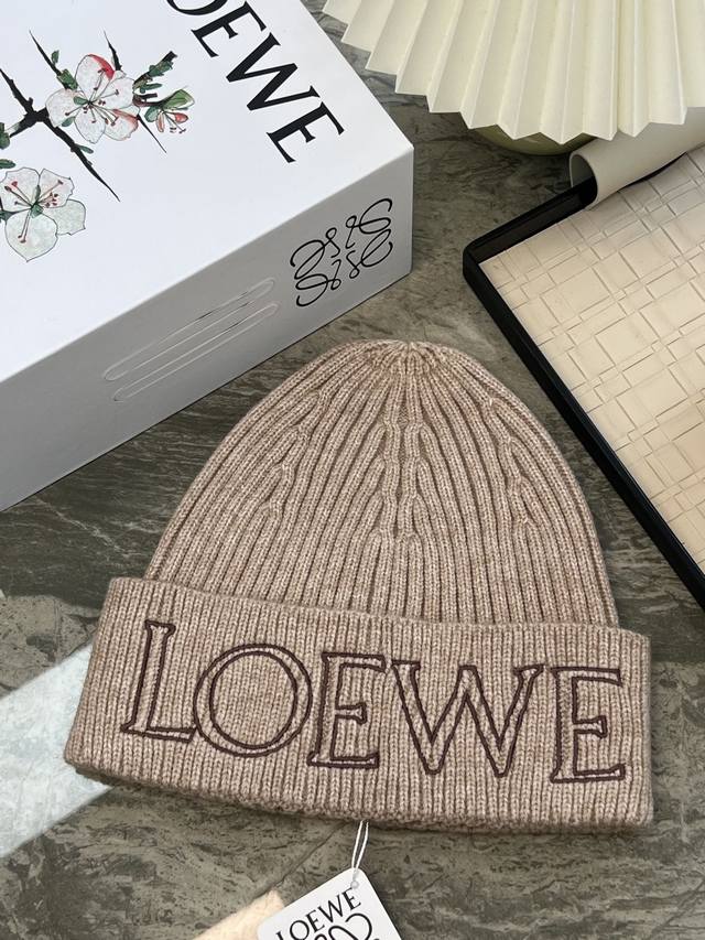 特 Loewe 罗意威秋冬粗针织毛线帽。高版本刺绣字母针织帽！小红书热卖爆款！ 多色可选满足所有风格，好爱 条纹粗针织满足了我对针织帽的幻想 高颜值ins粗针织