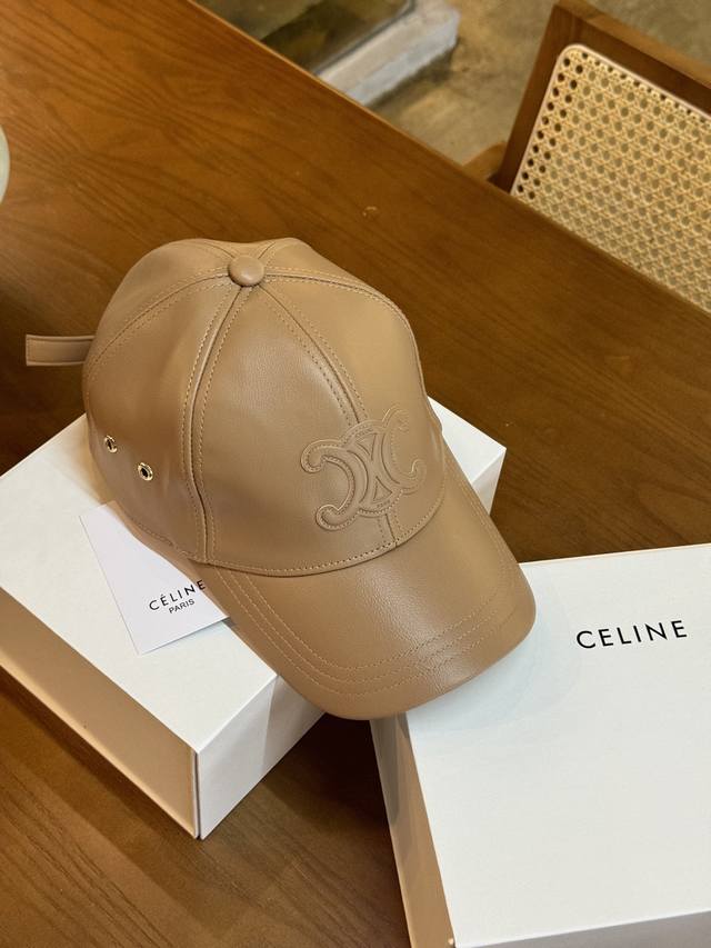 特 赛琳 Celine* 秋冬羊皮革棒球帽 秋冬必入手~ 官网新款 简约的字母logo标 突出品牌调性 低调不浮夸 精品羊皮革体验 质感十足 柔软细腻 百搭款，